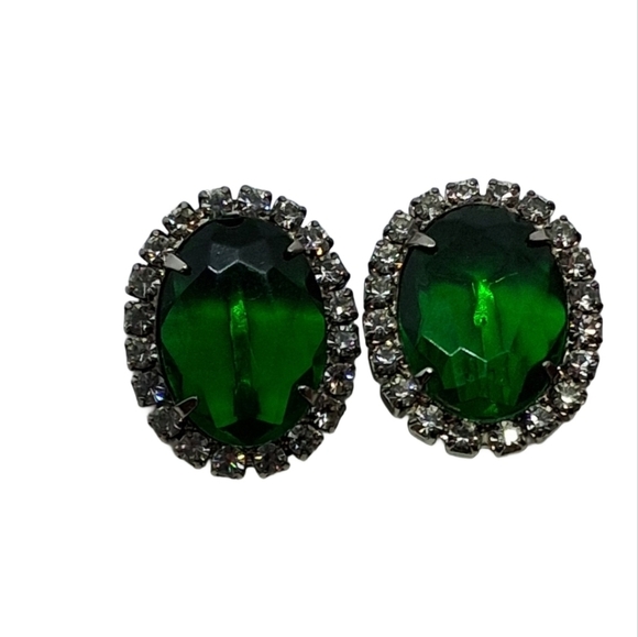 💚 Vintage Emerald Green Glass Oval Rhinestone Halo Clip-On Earrings - Picture 4 of 6